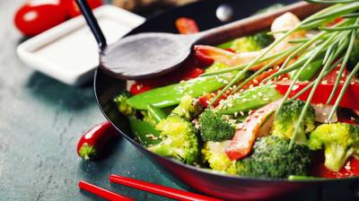 Gambas con verduras al wok